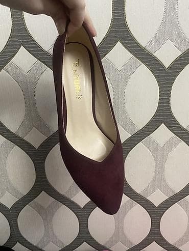 ayaggabı: Qadın klassik tufli – bordo rəng, süet görünümlü üst material, iti — 2