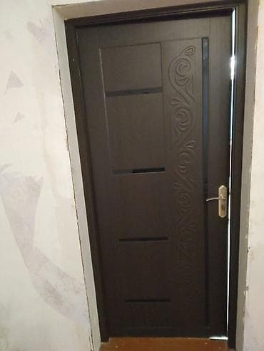 seif qapi: Daxili otaq qapısı – tünd qəhvəyi rəngdə, müasir minimal dizayn. - — 1