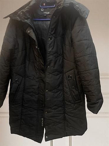 Qadınlar üçün qara rəngli isti qış kurtkası - Model: uzun, quilted