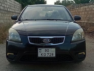 4 teker: Kia Rio sedan – qara rəng, kompakt və qənaətcil şəhər avtomobili — 1