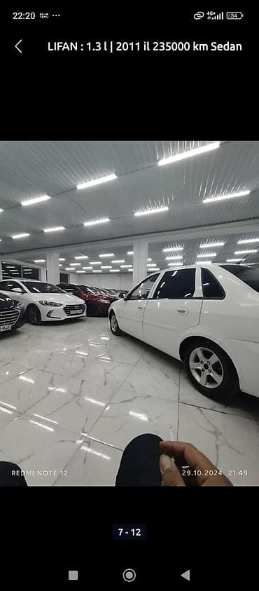 radio anten: Ağ rəngli 4 qapılı sedan avtomobil. Xüsusiyyətlər: - Ban növü: Sedan — 2