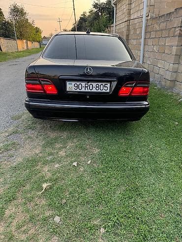 Mercedes-Benz E-Class (W210) sedan, qara rəng. Xüsusiyyətlər və