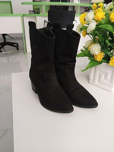 qadın sapaşkiləri: Qadın çəkmələri – qara rəng, süet material - Model: kəskin burunlu — 1