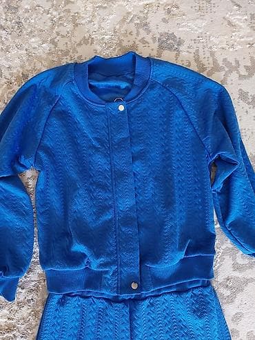 Baş geyimləri: Parlaq mavi rəngdə iki hissəli dəst: - Üst: bomber tipli jaket, ribli — 2
