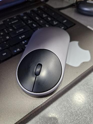 simsiz mikrafon: Logitech simsiz klaviatura və siçan dəsti və redmi siçanlar ayrıda — 9