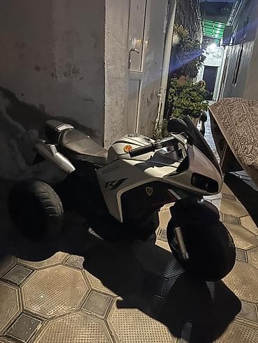 Uşaq elektrikli üçtəkərli motosiklet - Rəng: ağ/qara, idman üslubunda