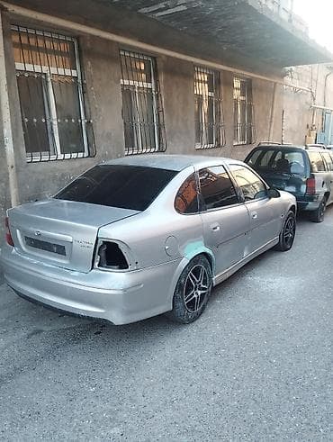 kia az: Gümüşü rəngdə sedan, idman üslublu eksteryer paketi ilə. - Kuzov: 4 — 10