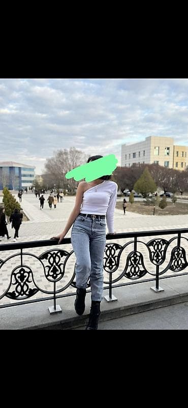 salvarlar: Bədənə oturan cins şalvar .S ölçüdədir lakin tək problemi üstündə çox — 1