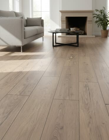 Açıq qəhvəyi rəngdə, taxta görünüşlü laminat döşəmə panelləri