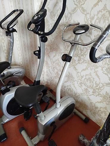 Gümüşü rəngdə, qara oturacağı və tutacaqları olan velosiped trenajoru