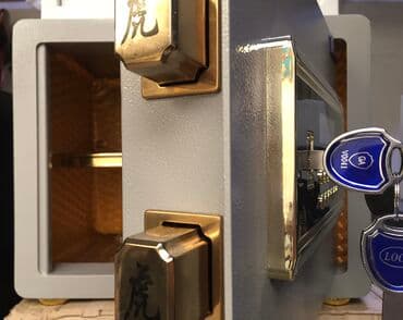 pul yığmaq üçün qab: ⚡️eni 38 ⚡️derinlik 30 ⚡️hündürlük 30 ⚡️seyf iki açar və bir açar — 3