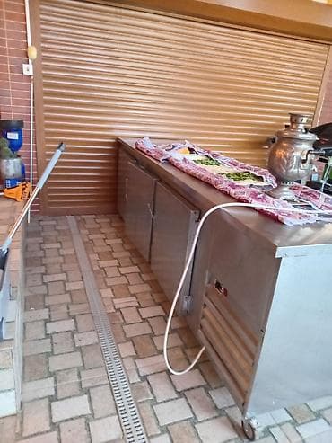 Paslanmayan poladdan hazırlanmış peşəkar soyuducu vitrin/işləmə masası