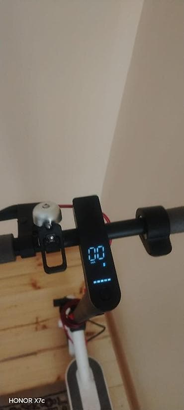 sintezator tecili satilir: Elektrik skuter - Rəng: ağ/gövdə, qara sükan; qırmızı kabellər - — 2