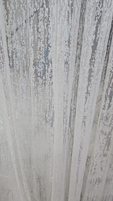 tül parçalar: Ağ rəngli, şəffaf tül pərdə. Otağa zərif və havalı bir görünüş verir — 3