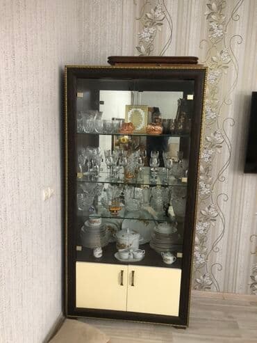 кронштейн для одежды: Стеклянная витрина-шкаф — 2