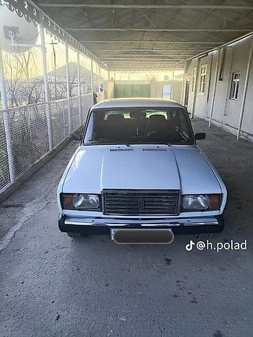 maşın 010: Lada 2107 sedan – klassik dizaynlı, ağ rəngdə. Texniki xüsusiyyətlər — 1