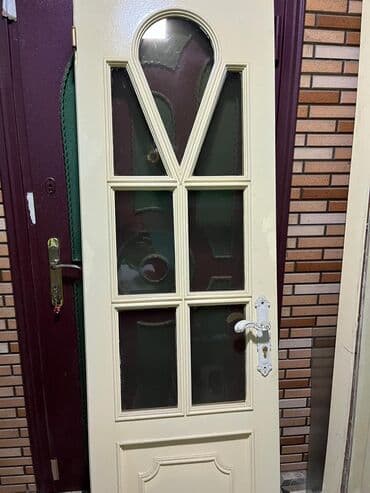 ev qaplsl: Ağ rəngdə, şüşəli daxili otaq qapısı. Qapının yuxarı hissəsində — 5