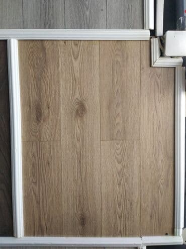 quru taxta: Açıq palıd tonlarında laminat döşəmə paneli - Təbii ağac naxışlı — 1