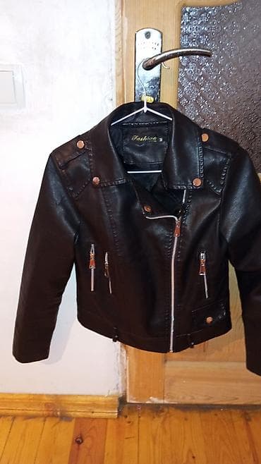 Qara rəngli biker üslublu qısa dəri gödəkçə. - Material: süni dəri -