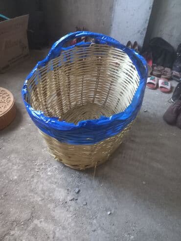 железная вешалка для одежды: Bambuk söyüd toxunma səbət satilir. - Material: təbii toxunma — 2