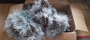 Yeni il ağacı. Qar effektli dekorativ süni şam ağacı - Realistik sıx