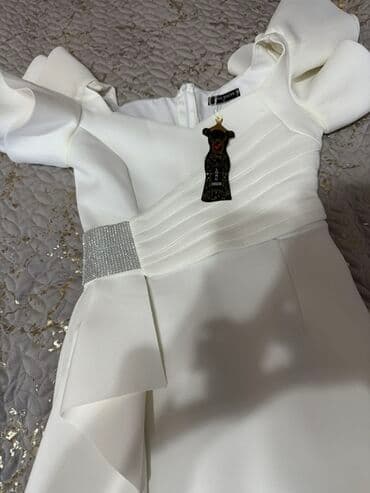 kişilər üçün saç boyası: Ağ rəngli, qısa qollu, dizə qədər zərif qadın donu. Donun qolları qısa — 5