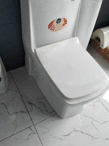 unitaz qapaqlari: Flora Marina firmasının istehsalı olan ağ unitaz. Yığcam dizaynı — 1