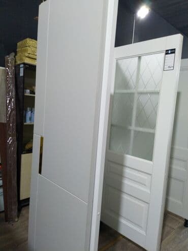 otaq qapıları taxta qapilar: Ağ rəngli, klassik üslubda daxili qapı. Qapının bir hissəsi şüşə ilə — 1