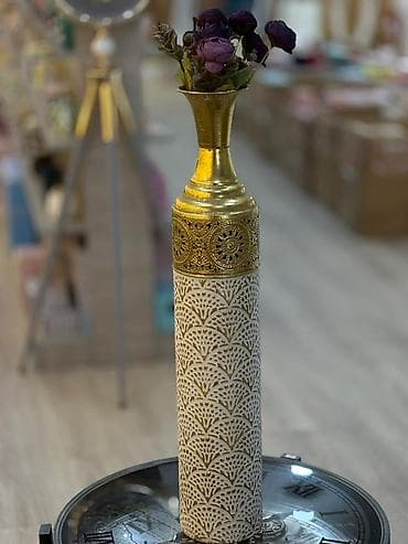 Vazalar: Bir vaza, Metal — 3