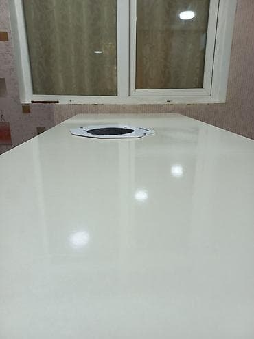 stulu: Düz masa, Siyirməli, Polkalı, Parlaq laminat — 4