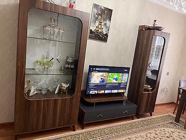 sifonér: Qonaq otağı üçün mebel dəsti - Tərkibi: 1 böyük vitrin şkafı (şüşə — 1