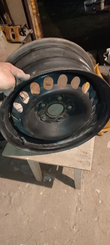 r14 disklər: Mercedes Diskleri boltlariyla birlikde satirig — 2