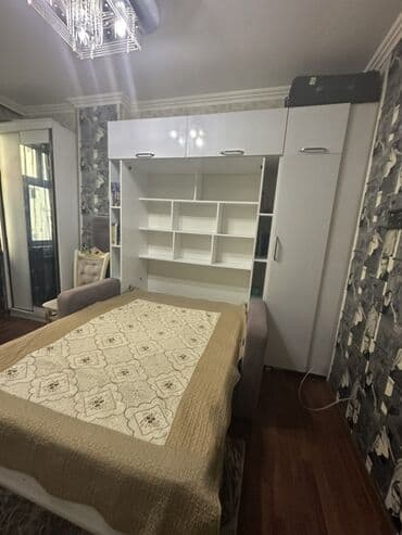 qara qarayev: Mətbəx hissəsində ağ rəngli modul mebellərlə təchiz olunmuş, qara — 12