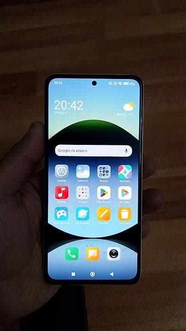 Redmi smartfon - Ekran: Tam ekran dizayn, ön kamera üçün mərkəzi