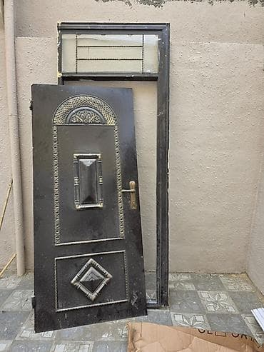 Dəmir giriş qapısı – dekorativ naxışlı, şaquli vitrajlı üstlük