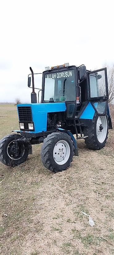 Mavi rəngli MTZ tipli təkərli traktor - Kabinli, ön şüşə və yan