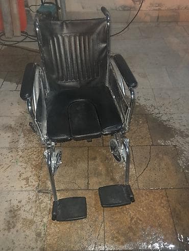Işlenmiş olsa da,yaxşi veziyyetdedir.Ayaqliği,oturucağin döşekçesi her