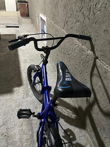 20 velosiped: Mavi rəngli BMX tipli velosiped. Kompakt ölçülü çərçivəyə malikdir və — 3
