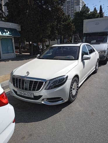 turbo az c class: Ağ rəngdə olan Mercedes-Maybach sedanı. Avtomobil rahat və dəbdəbəli — 2