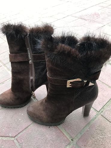 qadın çəkmələri: Qəhvəyi rəngli süet qadın yarımboğaz çəkmələri təqdim olunur. Bu — 2