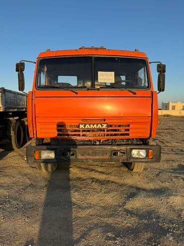 KAMAZ yük maşını – narıncı kabinalı, arxada dumper/kuzov tipli daşınma