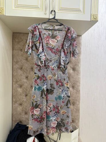 Kişilər üçün deyil. Qadın paltarının təsviri: - Model: güllü naxışlı