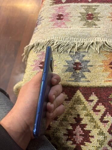 prastoy telfon: Məhsul: Mavi rəngli smartfon Xüsusiyyətlər və dizayn: - Korpus — 3