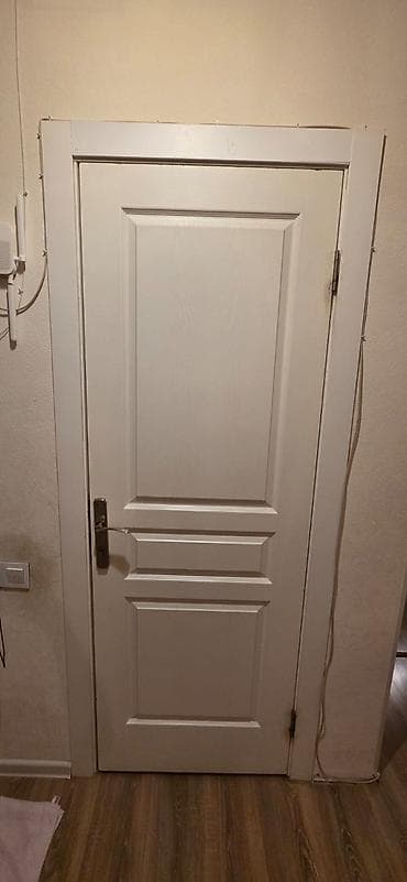 beton panel satilir: Ağ rəngli daxili qapı dəsti - Klassik panelli dizayn: yuxarıda iri — 1