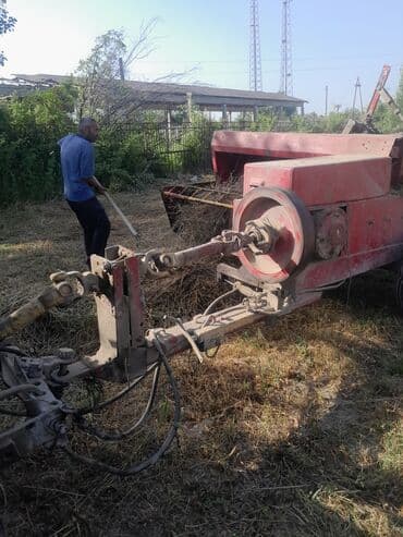 диски на авто бмв: Qırmızı rəngli, qoşqu ilə hərəkət edən ot presləmə maşını. Kənd — 1