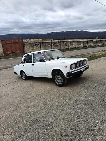 vaz 2107 abirsofka: VAZ 2107, ağ rəng, sedan gövdə. Klassik dizaynlı, 4 qapılı, arxa — 3