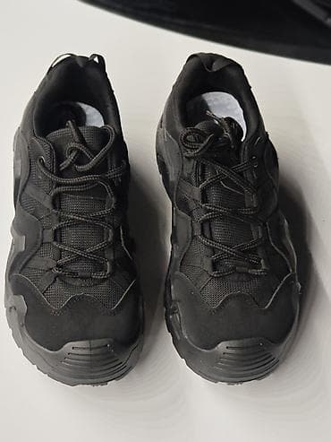 Kişi geyimləri: Tam qara rəngdə kişi idman ayaqqabısı - Stil: gündəlik və outdoor — 1