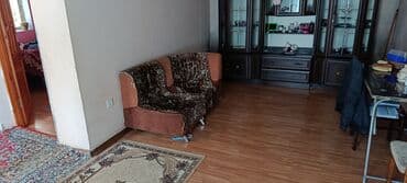 Məişət kimyəvi maddələri: Klassik üslubda qonaq otağı mebeli dəsti - Şkaf-vittrina və komod — 1