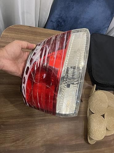 Dodge Durango zavod arxa sol stopu. Krılonun üstü. Üz şüşəsi