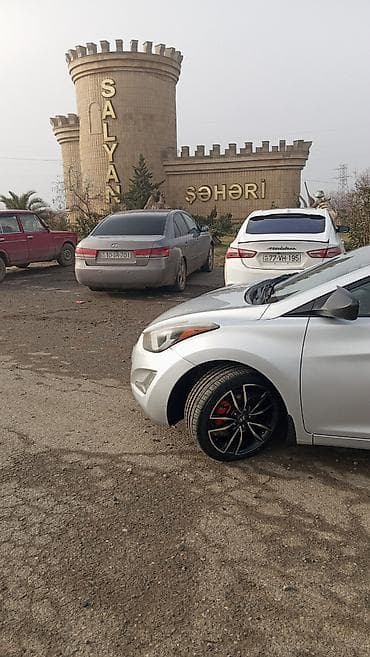 Hyundai Elantra: 1.8 l | 2014 il Sedan